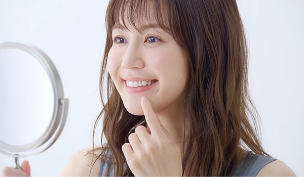 魅力ある笑顔と健康なお口元のイメージ写真